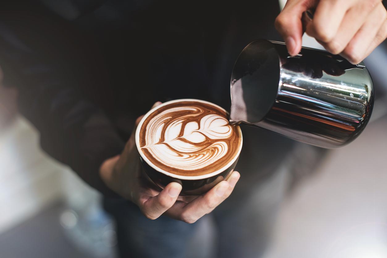 Le lait dans le café : atout santé ou risque à éviter ?