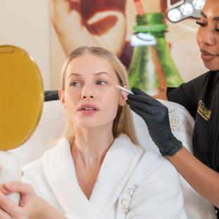 découvrez comment détecter les injections de botox, reconnaître les signes visibles et différencier les résultats naturels des traitements esthétiques.